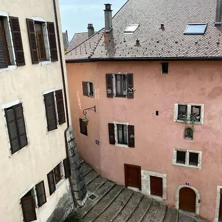 Sous Les Toits Du Vieil